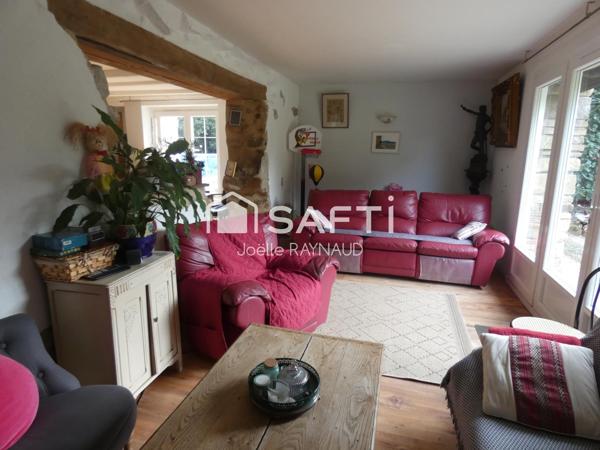 Charmante maison en pierre avec dépendances et fort potentiel.