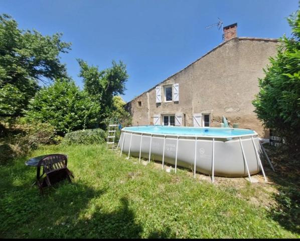 Charmante maison en pierre avec dépendances et fort potentiel.