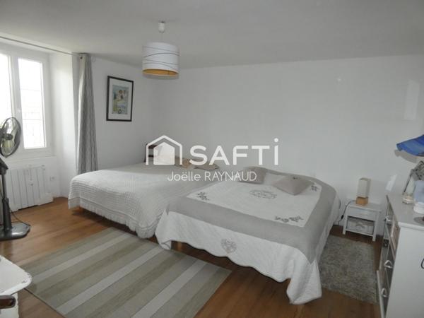 Charmante maison en pierre avec dépendances et fort potentiel.