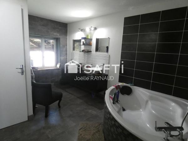 Charmante maison en pierre avec dépendances et fort potentiel.