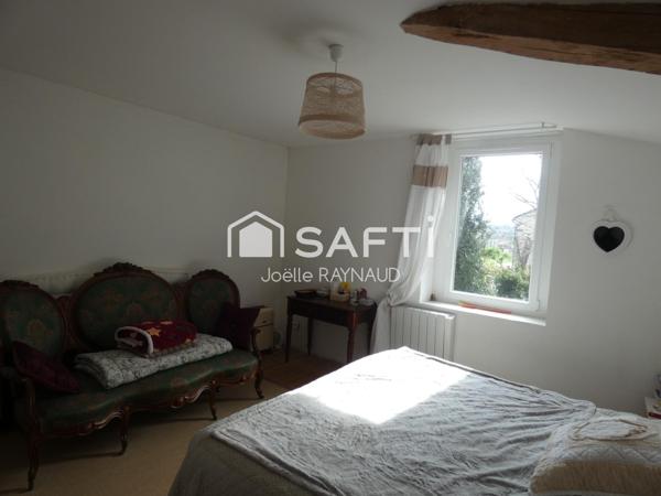 Charmante maison en pierre avec dépendances et fort potentiel.