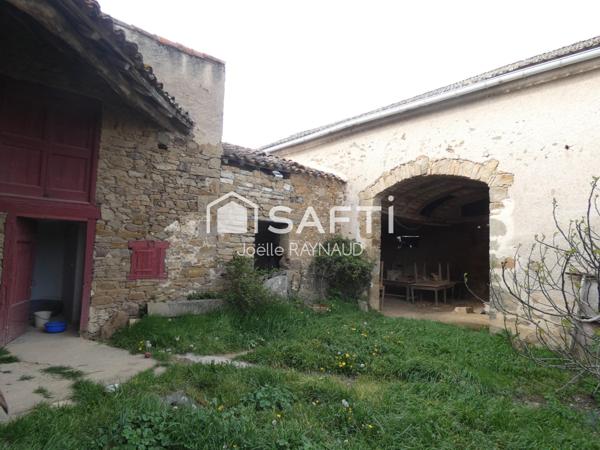 Charmante maison en pierre avec dépendances et fort potentiel.