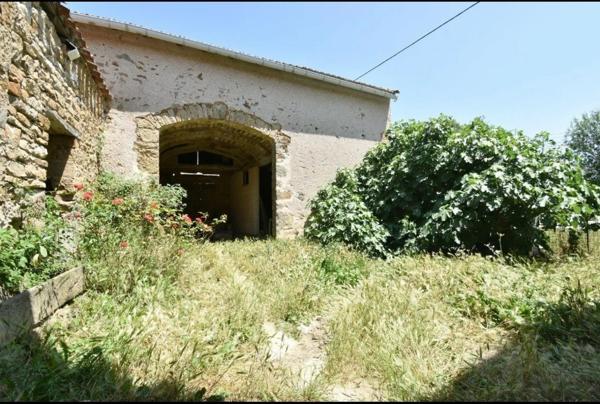 Charmante maison en pierre avec dépendances et fort potentiel.