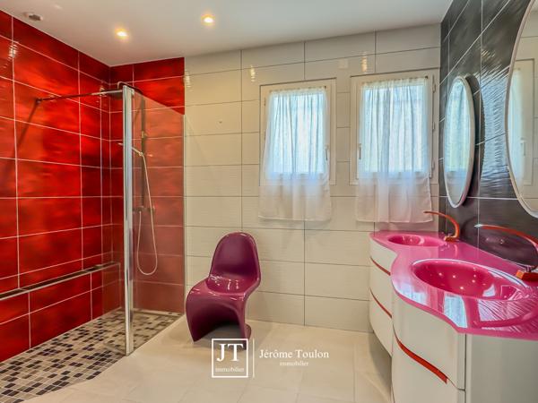 Maison
                                                                                                                                                                                                                                                                                                                        5 pièce(s)                                                                                                                                                                                                          4 chambre(s)                                                                                                                                                                                                          163  m²