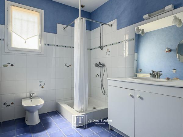 Maison
                                                                                                                                                                                                                                                                                                                        5 pièce(s)                                                                                                                                                                                                          4 chambre(s)                                                                                                                                                                                                          163  m²