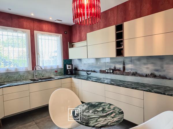 Maison
                                                                                                                                                                                                                                                                                                                        5 pièce(s)                                                                                                                                                                                                          4 chambre(s)                                                                                                                                                                                                          163  m²