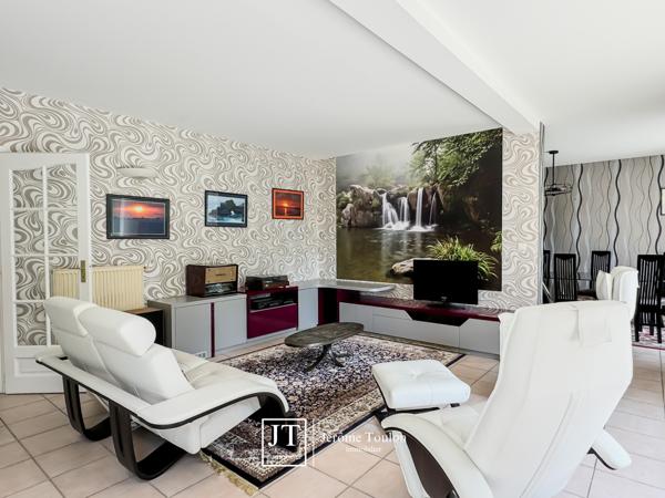 Maison
                                                                                                                                                                                                                                                                                                                        5 pièce(s)                                                                                                                                                                                                          4 chambre(s)                                                                                                                                                                                                          163  m²