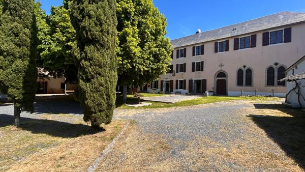 Bien rare en Aveyron : Ancien Couvent du XVIIIe Rénové en Grand Gîte & Bar Restaurant : Villefranche de panat