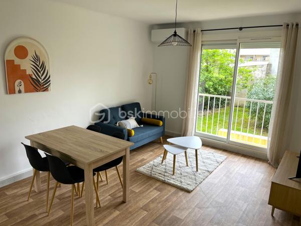 Quartier Capouchiné, au sein de la résidence des Jasmins, je vous propose un appartement entièrement rénové en 2024.

En RDC SURELEVE, il dispose d’une entrée dotée de placards de rangement, de deux chambres et d’une belle pièce de vie avec sa cuisine équipée ouverte.
Une salle d’eau et des WC séparés.

Lumineux, au calme et sans vis-à-vis, il est orienté sur le jardin de la résidence.

Vous apprécierez la climatisation réversible, le double vitrage et les volets électriques, garantissant une bonne maitrise de l’énergie.

En plus : une loggia/buanderie de 7m² accessible par une porte fenêtre dans la cuisine et une cave saine de 5m² en sous-sol.


Pour finir : stationnement gratuit : nombreuses places dans la rue devant la résidence et arrêt de Trambus à 100 mètres.