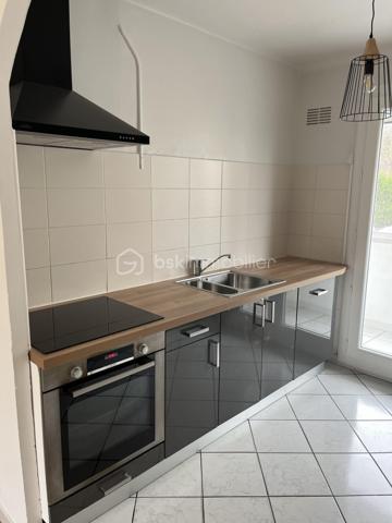 Quartier Capouchiné, au sein de la résidence des Jasmins, je vous propose un appartement entièrement rénové en 2024.

En RDC SURELEVE, il dispose d’une entrée dotée de placards de rangement, de deux chambres et d’une belle pièce de vie avec sa cuisine équipée ouverte.
Une salle d’eau et des WC séparés.

Lumineux, au calme et sans vis-à-vis, il est orienté sur le jardin de la résidence.

Vous apprécierez la climatisation réversible, le double vitrage et les volets électriques, garantissant une bonne maitrise de l’énergie.

En plus : une loggia/buanderie de 7m² accessible par une porte fenêtre dans la cuisine et une cave saine de 5m² en sous-sol.


Pour finir : stationnement gratuit : nombreuses places dans la rue devant la résidence et arrêt de Trambus à 100 mètres.