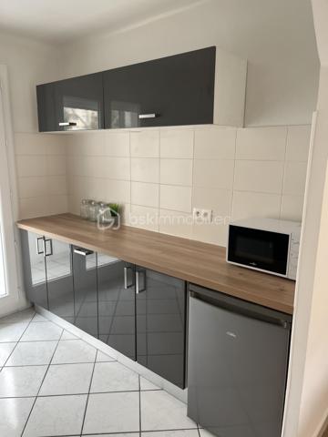 Quartier Capouchiné, au sein de la résidence des Jasmins, je vous propose un appartement entièrement rénové en 2024.

En RDC SURELEVE, il dispose d’une entrée dotée de placards de rangement, de deux chambres et d’une belle pièce de vie avec sa cuisine équipée ouverte.
Une salle d’eau et des WC séparés.

Lumineux, au calme et sans vis-à-vis, il est orienté sur le jardin de la résidence.

Vous apprécierez la climatisation réversible, le double vitrage et les volets électriques, garantissant une bonne maitrise de l’énergie.

En plus : une loggia/buanderie de 7m² accessible par une porte fenêtre dans la cuisine et une cave saine de 5m² en sous-sol.


Pour finir : stationnement gratuit : nombreuses places dans la rue devant la résidence et arrêt de Trambus à 100 mètres.