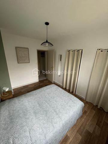 Quartier Capouchiné, au sein de la résidence des Jasmins, je vous propose un appartement entièrement rénové en 2024.

En RDC SURELEVE, il dispose d’une entrée dotée de placards de rangement, de deux chambres et d’une belle pièce de vie avec sa cuisine équipée ouverte.
Une salle d’eau et des WC séparés.

Lumineux, au calme et sans vis-à-vis, il est orienté sur le jardin de la résidence.

Vous apprécierez la climatisation réversible, le double vitrage et les volets électriques, garantissant une bonne maitrise de l’énergie.

En plus : une loggia/buanderie de 7m² accessible par une porte fenêtre dans la cuisine et une cave saine de 5m² en sous-sol.


Pour finir : stationnement gratuit : nombreuses places dans la rue devant la résidence et arrêt de Trambus à 100 mètres.