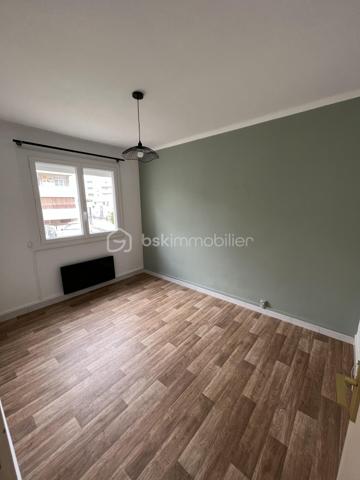 Quartier Capouchiné, au sein de la résidence des Jasmins, je vous propose un appartement entièrement rénové en 2024.

En RDC SURELEVE, il dispose d’une entrée dotée de placards de rangement, de deux chambres et d’une belle pièce de vie avec sa cuisine équipée ouverte.
Une salle d’eau et des WC séparés.

Lumineux, au calme et sans vis-à-vis, il est orienté sur le jardin de la résidence.

Vous apprécierez la climatisation réversible, le double vitrage et les volets électriques, garantissant une bonne maitrise de l’énergie.

En plus : une loggia/buanderie de 7m² accessible par une porte fenêtre dans la cuisine et une cave saine de 5m² en sous-sol.


Pour finir : stationnement gratuit : nombreuses places dans la rue devant la résidence et arrêt de Trambus à 100 mètres.