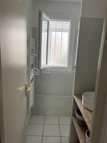 Quartier Capouchiné, au sein de la résidence des Jasmins, je vous propose un appartement entièrement rénové en 2024.

En RDC SURELEVE, il dispose d’une entrée dotée de placards de rangement, de deux chambres et d’une belle pièce de vie avec sa cuisine équipée ouverte.
Une salle d’eau et des WC séparés.

Lumineux, au calme et sans vis-à-vis, il est orienté sur le jardin de la résidence.

Vous apprécierez la climatisation réversible, le double vitrage et les volets électriques, garantissant une bonne maitrise de l’énergie.

En plus : une loggia/buanderie de 7m² accessible par une porte fenêtre dans la cuisine et une cave saine de 5m² en sous-sol.


Pour finir : stationnement gratuit : nombreuses places dans la rue devant la résidence et arrêt de Trambus à 100 mètres.