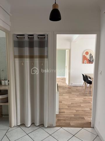 Quartier Capouchiné, au sein de la résidence des Jasmins, je vous propose un appartement entièrement rénové en 2024.

En RDC SURELEVE, il dispose d’une entrée dotée de placards de rangement, de deux chambres et d’une belle pièce de vie avec sa cuisine équipée ouverte.
Une salle d’eau et des WC séparés.

Lumineux, au calme et sans vis-à-vis, il est orienté sur le jardin de la résidence.

Vous apprécierez la climatisation réversible, le double vitrage et les volets électriques, garantissant une bonne maitrise de l’énergie.

En plus : une loggia/buanderie de 7m² accessible par une porte fenêtre dans la cuisine et une cave saine de 5m² en sous-sol.


Pour finir : stationnement gratuit : nombreuses places dans la rue devant la résidence et arrêt de Trambus à 100 mètres.
