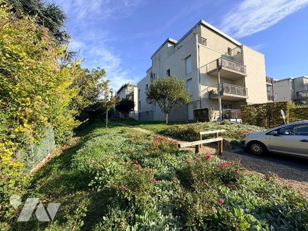 Coup de cœur assuré pour ce T4 en dernier étage avec terrasse et vue dégagée !