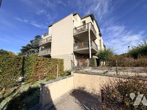 Coup de cœur assuré pour ce T4 en dernier étage avec terrasse et vue dégagée !