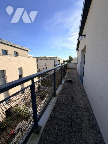 Coup de cœur assuré pour ce T4 en dernier étage avec terrasse et vue dégagée !