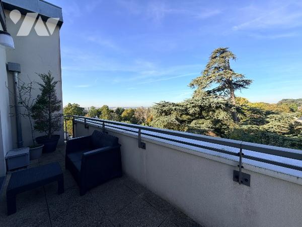 Coup de cœur assuré pour ce T4 en dernier étage avec terrasse et vue dégagée !