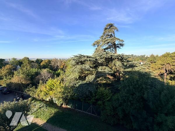 Coup de cœur assuré pour ce T4 en dernier étage avec terrasse et vue dégagée !