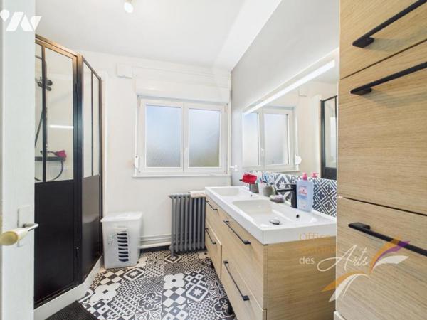 Maison individuelle – Lumineuse, bien construite & idéalement située