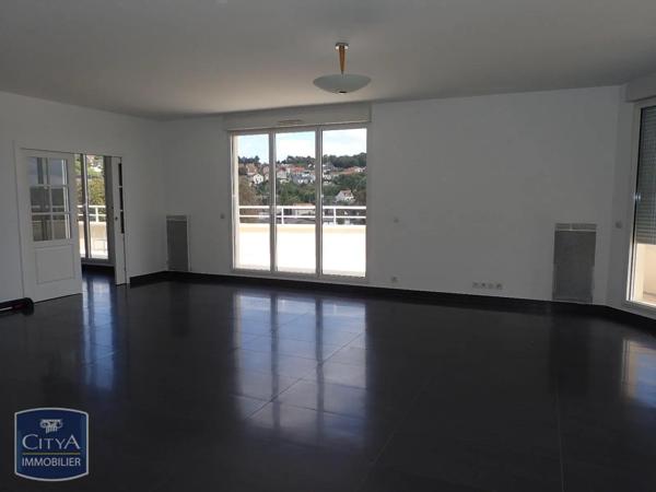 Appartement à louer 4 pièces 137.2m²