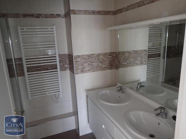 Appartement à louer 4 pièces 137.2m²