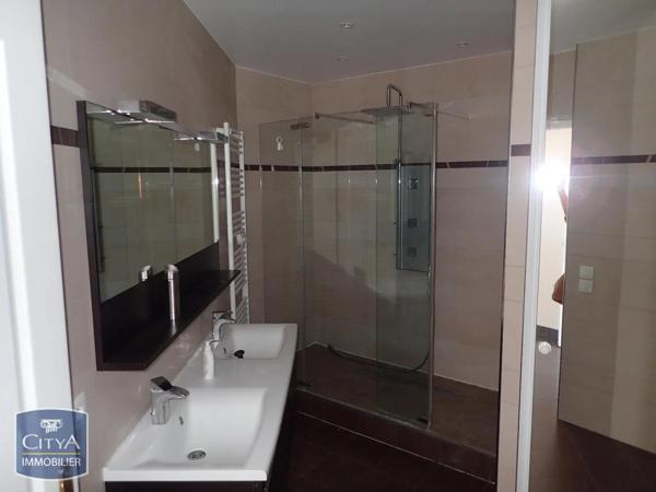 Appartement à louer 4 pièces 137.2m²