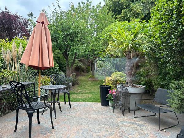 Maison d'architecte avec jardin arboré à 2 pas du centre du Perreux