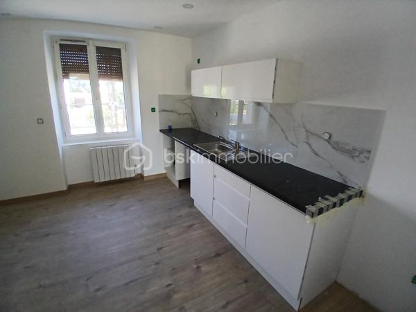 Dans le quartier saint-claude, venez visiter votre appartement type 3 neuf en cours de finitions, situé au premier étage, très lumineux, dans une maison en cours de restauration de 4 logements avec jardin dans la copropriété.
Imaginez  vous... dans cet appartement qui vous propose: votre pièce de vie cuisine équipée neuve -séjour , un salon d'une bonne surface avec un accès sur un grand balcon neuf ( possible de manger à 6 en cours d'achèvement), une chambre avec possibilité de faire un grand dressing profond, une salle d'eau avec douche + wc, et une autre chambre spacieuse, + un espace buanderie, une place de parking privative, et l'avantage d'etre proche des ligne de bus et écoles+ commerces, charge minimum,
honoraires inclus charge vendeur.
 Les pièces sont spacieuses, aucune place de perdu.
ATTENTION,pour information, le DPE en annonce est l'ancien avant travaux d'isolation extérieur, donc futur DPE classé D.
Votre nouvel espace de vie vous attend!!
Renseignements et rendez vous du lundi au samedi de 8h à 20 h