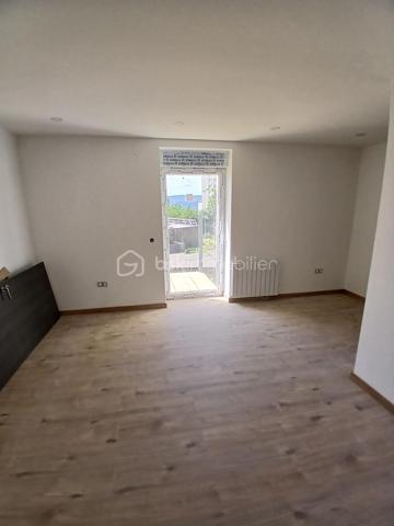 Dans le quartier saint-claude, venez visiter votre appartement type 3 neuf en cours de finitions, situé au premier étage, très lumineux, dans une maison en cours de restauration de 4 logements avec jardin dans la copropriété.
Imaginez  vous... dans cet appartement qui vous propose: votre pièce de vie cuisine équipée neuve -séjour , un salon d'une bonne surface avec un accès sur un grand balcon neuf ( possible de manger à 6 en cours d'achèvement), une chambre avec possibilité de faire un grand dressing profond, une salle d'eau avec douche + wc, et une autre chambre spacieuse, + un espace buanderie, une place de parking privative, et l'avantage d'etre proche des ligne de bus et écoles+ commerces, charge minimum,
honoraires inclus charge vendeur.
 Les pièces sont spacieuses, aucune place de perdu.
ATTENTION,pour information, le DPE en annonce est l'ancien avant travaux d'isolation extérieur, donc futur DPE classé D.
Votre nouvel espace de vie vous attend!!
Renseignements et rendez vous du lundi au samedi de 8h à 20 h