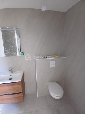 Dans le quartier saint-claude, venez visiter votre appartement type 3 neuf en cours de finitions, situé au premier étage, très lumineux, dans une maison en cours de restauration de 4 logements avec jardin dans la copropriété.
Imaginez  vous... dans cet appartement qui vous propose: votre pièce de vie cuisine équipée neuve -séjour , un salon d'une bonne surface avec un accès sur un grand balcon neuf ( possible de manger à 6 en cours d'achèvement), une chambre avec possibilité de faire un grand dressing profond, une salle d'eau avec douche + wc, et une autre chambre spacieuse, + un espace buanderie, une place de parking privative, et l'avantage d'etre proche des ligne de bus et écoles+ commerces, charge minimum,
honoraires inclus charge vendeur.
 Les pièces sont spacieuses, aucune place de perdu.
ATTENTION,pour information, le DPE en annonce est l'ancien avant travaux d'isolation extérieur, donc futur DPE classé D.
Votre nouvel espace de vie vous attend!!
Renseignements et rendez vous du lundi au samedi de 8h à 20 h