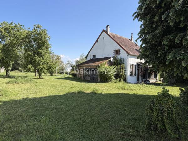 Venez découvrir cette belle maison pleine de charme et de potentiel située sur la commune de Gron (89100) dans une rue empruntée uniquement par les riverains, à 5 minutes de Sens. Commune qui bénéficie de l’ensemble des commodités : crèche, écoles maternelle et primaire, boulangerie, boucherie, pharmacie, tabac, pôle santé. 

Votre futur chez vous est composé au rez-de-chaussée d’un double séjour de 34m2 donnant un accès direct à la terrasse sans vis-à-vis, exposée Ouest pour contempler les beaux couchers de soleil. Pièce de vie agrémentée de sa cheminée.  Une vaste cuisine séparée de 15m2 est présente. Une belle chambre de 13m2 et une salle d’eau avec wc complètent le rez-de-chaussée. 

À l’étage : un couloir dessert les 4 chambres, une salle d’eau et un wc séparé. Grenier accessible au dessus. 

Coté jardin : très belle parcelle de 3485m2 environ entièrement constructible, arborée et close. Idéal pour y aménager toutes vos envies. Différents espaces de stockages sont présents ainsi qu’une cave. Deux entrées possibles par deux portails. 

Les autres + : 
- Secteur privilégié 
- Charme de l’ancien : tomettes, colombages, poutres 
- une partie de la toiture révisée récemment 
- Tout à l’égout 
- Fibre optique 

Au delà des mots, le coup de coeur ne se raconte pas, il se vit !