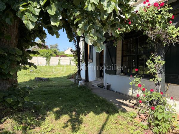 Venez découvrir cette belle maison pleine de charme et de potentiel située sur la commune de Gron (89100) dans une rue empruntée uniquement par les riverains, à 5 minutes de Sens. Commune qui bénéficie de l’ensemble des commodités : crèche, écoles maternelle et primaire, boulangerie, boucherie, pharmacie, tabac, pôle santé. 

Votre futur chez vous est composé au rez-de-chaussée d’un double séjour de 34m2 donnant un accès direct à la terrasse sans vis-à-vis, exposée Ouest pour contempler les beaux couchers de soleil. Pièce de vie agrémentée de sa cheminée.  Une vaste cuisine séparée de 15m2 est présente. Une belle chambre de 13m2 et une salle d’eau avec wc complètent le rez-de-chaussée. 

À l’étage : un couloir dessert les 4 chambres, une salle d’eau et un wc séparé. Grenier accessible au dessus. 

Coté jardin : très belle parcelle de 3485m2 environ entièrement constructible, arborée et close. Idéal pour y aménager toutes vos envies. Différents espaces de stockages sont présents ainsi qu’une cave. Deux entrées possibles par deux portails. 

Les autres + : 
- Secteur privilégié 
- Charme de l’ancien : tomettes, colombages, poutres 
- une partie de la toiture révisée récemment 
- Tout à l’égout 
- Fibre optique 

Au delà des mots, le coup de coeur ne se raconte pas, il se vit !
