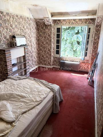 Venez découvrir cette belle maison pleine de charme et de potentiel située sur la commune de Gron (89100) dans une rue empruntée uniquement par les riverains, à 5 minutes de Sens. Commune qui bénéficie de l’ensemble des commodités : crèche, écoles maternelle et primaire, boulangerie, boucherie, pharmacie, tabac, pôle santé. 

Votre futur chez vous est composé au rez-de-chaussée d’un double séjour de 34m2 donnant un accès direct à la terrasse sans vis-à-vis, exposée Ouest pour contempler les beaux couchers de soleil. Pièce de vie agrémentée de sa cheminée.  Une vaste cuisine séparée de 15m2 est présente. Une belle chambre de 13m2 et une salle d’eau avec wc complètent le rez-de-chaussée. 

À l’étage : un couloir dessert les 4 chambres, une salle d’eau et un wc séparé. Grenier accessible au dessus. 

Coté jardin : très belle parcelle de 3485m2 environ entièrement constructible, arborée et close. Idéal pour y aménager toutes vos envies. Différents espaces de stockages sont présents ainsi qu’une cave. Deux entrées possibles par deux portails. 

Les autres + : 
- Secteur privilégié 
- Charme de l’ancien : tomettes, colombages, poutres 
- une partie de la toiture révisée récemment 
- Tout à l’égout 
- Fibre optique 

Au delà des mots, le coup de coeur ne se raconte pas, il se vit !