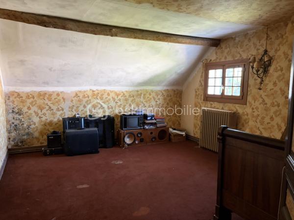 Venez découvrir cette belle maison pleine de charme et de potentiel située sur la commune de Gron (89100) dans une rue empruntée uniquement par les riverains, à 5 minutes de Sens. Commune qui bénéficie de l’ensemble des commodités : crèche, écoles maternelle et primaire, boulangerie, boucherie, pharmacie, tabac, pôle santé. 

Votre futur chez vous est composé au rez-de-chaussée d’un double séjour de 34m2 donnant un accès direct à la terrasse sans vis-à-vis, exposée Ouest pour contempler les beaux couchers de soleil. Pièce de vie agrémentée de sa cheminée.  Une vaste cuisine séparée de 15m2 est présente. Une belle chambre de 13m2 et une salle d’eau avec wc complètent le rez-de-chaussée. 

À l’étage : un couloir dessert les 4 chambres, une salle d’eau et un wc séparé. Grenier accessible au dessus. 

Coté jardin : très belle parcelle de 3485m2 environ entièrement constructible, arborée et close. Idéal pour y aménager toutes vos envies. Différents espaces de stockages sont présents ainsi qu’une cave. Deux entrées possibles par deux portails. 

Les autres + : 
- Secteur privilégié 
- Charme de l’ancien : tomettes, colombages, poutres 
- une partie de la toiture révisée récemment 
- Tout à l’égout 
- Fibre optique 

Au delà des mots, le coup de coeur ne se raconte pas, il se vit !