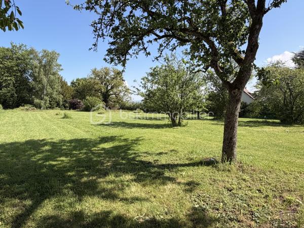 Venez découvrir cette belle maison pleine de charme et de potentiel située sur la commune de Gron (89100) dans une rue empruntée uniquement par les riverains, à 5 minutes de Sens. Commune qui bénéficie de l’ensemble des commodités : crèche, écoles maternelle et primaire, boulangerie, boucherie, pharmacie, tabac, pôle santé. 

Votre futur chez vous est composé au rez-de-chaussée d’un double séjour de 34m2 donnant un accès direct à la terrasse sans vis-à-vis, exposée Ouest pour contempler les beaux couchers de soleil. Pièce de vie agrémentée de sa cheminée.  Une vaste cuisine séparée de 15m2 est présente. Une belle chambre de 13m2 et une salle d’eau avec wc complètent le rez-de-chaussée. 

À l’étage : un couloir dessert les 4 chambres, une salle d’eau et un wc séparé. Grenier accessible au dessus. 

Coté jardin : très belle parcelle de 3485m2 environ entièrement constructible, arborée et close. Idéal pour y aménager toutes vos envies. Différents espaces de stockages sont présents ainsi qu’une cave. Deux entrées possibles par deux portails. 

Les autres + : 
- Secteur privilégié 
- Charme de l’ancien : tomettes, colombages, poutres 
- une partie de la toiture révisée récemment 
- Tout à l’égout 
- Fibre optique 

Au delà des mots, le coup de coeur ne se raconte pas, il se vit !