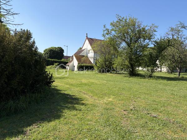 Venez découvrir cette belle maison pleine de charme et de potentiel située sur la commune de Gron (89100) dans une rue empruntée uniquement par les riverains, à 5 minutes de Sens. Commune qui bénéficie de l’ensemble des commodités : crèche, écoles maternelle et primaire, boulangerie, boucherie, pharmacie, tabac, pôle santé. 

Votre futur chez vous est composé au rez-de-chaussée d’un double séjour de 34m2 donnant un accès direct à la terrasse sans vis-à-vis, exposée Ouest pour contempler les beaux couchers de soleil. Pièce de vie agrémentée de sa cheminée.  Une vaste cuisine séparée de 15m2 est présente. Une belle chambre de 13m2 et une salle d’eau avec wc complètent le rez-de-chaussée. 

À l’étage : un couloir dessert les 4 chambres, une salle d’eau et un wc séparé. Grenier accessible au dessus. 

Coté jardin : très belle parcelle de 3485m2 environ entièrement constructible, arborée et close. Idéal pour y aménager toutes vos envies. Différents espaces de stockages sont présents ainsi qu’une cave. Deux entrées possibles par deux portails. 

Les autres + : 
- Secteur privilégié 
- Charme de l’ancien : tomettes, colombages, poutres 
- une partie de la toiture révisée récemment 
- Tout à l’égout 
- Fibre optique 

Au delà des mots, le coup de coeur ne se raconte pas, il se vit !