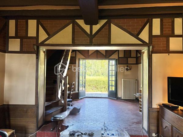 Venez découvrir cette belle maison pleine de charme et de potentiel située sur la commune de Gron (89100) dans une rue empruntée uniquement par les riverains, à 5 minutes de Sens. Commune qui bénéficie de l’ensemble des commodités : crèche, écoles maternelle et primaire, boulangerie, boucherie, pharmacie, tabac, pôle santé. 

Votre futur chez vous est composé au rez-de-chaussée d’un double séjour de 34m2 donnant un accès direct à la terrasse sans vis-à-vis, exposée Ouest pour contempler les beaux couchers de soleil. Pièce de vie agrémentée de sa cheminée.  Une vaste cuisine séparée de 15m2 est présente. Une belle chambre de 13m2 et une salle d’eau avec wc complètent le rez-de-chaussée. 

À l’étage : un couloir dessert les 4 chambres, une salle d’eau et un wc séparé. Grenier accessible au dessus. 

Coté jardin : très belle parcelle de 3485m2 environ entièrement constructible, arborée et close. Idéal pour y aménager toutes vos envies. Différents espaces de stockages sont présents ainsi qu’une cave. Deux entrées possibles par deux portails. 

Les autres + : 
- Secteur privilégié 
- Charme de l’ancien : tomettes, colombages, poutres 
- une partie de la toiture révisée récemment 
- Tout à l’égout 
- Fibre optique 

Au delà des mots, le coup de coeur ne se raconte pas, il se vit !