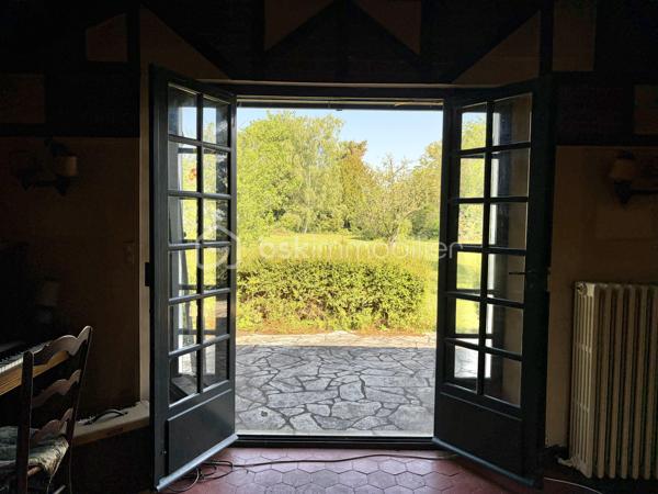 Venez découvrir cette belle maison pleine de charme et de potentiel située sur la commune de Gron (89100) dans une rue empruntée uniquement par les riverains, à 5 minutes de Sens. Commune qui bénéficie de l’ensemble des commodités : crèche, écoles maternelle et primaire, boulangerie, boucherie, pharmacie, tabac, pôle santé. 

Votre futur chez vous est composé au rez-de-chaussée d’un double séjour de 34m2 donnant un accès direct à la terrasse sans vis-à-vis, exposée Ouest pour contempler les beaux couchers de soleil. Pièce de vie agrémentée de sa cheminée.  Une vaste cuisine séparée de 15m2 est présente. Une belle chambre de 13m2 et une salle d’eau avec wc complètent le rez-de-chaussée. 

À l’étage : un couloir dessert les 4 chambres, une salle d’eau et un wc séparé. Grenier accessible au dessus. 

Coté jardin : très belle parcelle de 3485m2 environ entièrement constructible, arborée et close. Idéal pour y aménager toutes vos envies. Différents espaces de stockages sont présents ainsi qu’une cave. Deux entrées possibles par deux portails. 

Les autres + : 
- Secteur privilégié 
- Charme de l’ancien : tomettes, colombages, poutres 
- une partie de la toiture révisée récemment 
- Tout à l’égout 
- Fibre optique 

Au delà des mots, le coup de coeur ne se raconte pas, il se vit !