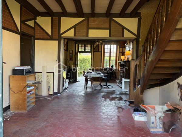 Venez découvrir cette belle maison pleine de charme et de potentiel située sur la commune de Gron (89100) dans une rue empruntée uniquement par les riverains, à 5 minutes de Sens. Commune qui bénéficie de l’ensemble des commodités : crèche, écoles maternelle et primaire, boulangerie, boucherie, pharmacie, tabac, pôle santé. 

Votre futur chez vous est composé au rez-de-chaussée d’un double séjour de 34m2 donnant un accès direct à la terrasse sans vis-à-vis, exposée Ouest pour contempler les beaux couchers de soleil. Pièce de vie agrémentée de sa cheminée.  Une vaste cuisine séparée de 15m2 est présente. Une belle chambre de 13m2 et une salle d’eau avec wc complètent le rez-de-chaussée. 

À l’étage : un couloir dessert les 4 chambres, une salle d’eau et un wc séparé. Grenier accessible au dessus. 

Coté jardin : très belle parcelle de 3485m2 environ entièrement constructible, arborée et close. Idéal pour y aménager toutes vos envies. Différents espaces de stockages sont présents ainsi qu’une cave. Deux entrées possibles par deux portails. 

Les autres + : 
- Secteur privilégié 
- Charme de l’ancien : tomettes, colombages, poutres 
- une partie de la toiture révisée récemment 
- Tout à l’égout 
- Fibre optique 

Au delà des mots, le coup de coeur ne se raconte pas, il se vit !