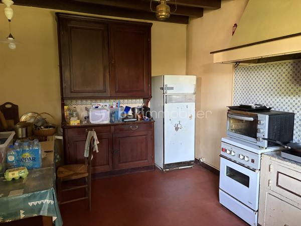Venez découvrir cette belle maison pleine de charme et de potentiel située sur la commune de Gron (89100) dans une rue empruntée uniquement par les riverains, à 5 minutes de Sens. Commune qui bénéficie de l’ensemble des commodités : crèche, écoles maternelle et primaire, boulangerie, boucherie, pharmacie, tabac, pôle santé. 

Votre futur chez vous est composé au rez-de-chaussée d’un double séjour de 34m2 donnant un accès direct à la terrasse sans vis-à-vis, exposée Ouest pour contempler les beaux couchers de soleil. Pièce de vie agrémentée de sa cheminée.  Une vaste cuisine séparée de 15m2 est présente. Une belle chambre de 13m2 et une salle d’eau avec wc complètent le rez-de-chaussée. 

À l’étage : un couloir dessert les 4 chambres, une salle d’eau et un wc séparé. Grenier accessible au dessus. 

Coté jardin : très belle parcelle de 3485m2 environ entièrement constructible, arborée et close. Idéal pour y aménager toutes vos envies. Différents espaces de stockages sont présents ainsi qu’une cave. Deux entrées possibles par deux portails. 

Les autres + : 
- Secteur privilégié 
- Charme de l’ancien : tomettes, colombages, poutres 
- une partie de la toiture révisée récemment 
- Tout à l’égout 
- Fibre optique 

Au delà des mots, le coup de coeur ne se raconte pas, il se vit !