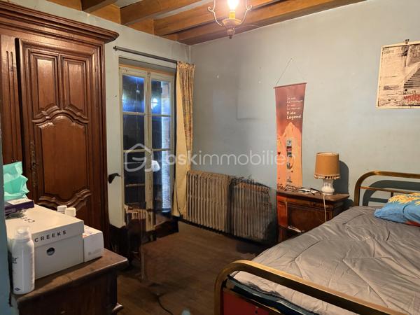 Venez découvrir cette belle maison pleine de charme et de potentiel située sur la commune de Gron (89100) dans une rue empruntée uniquement par les riverains, à 5 minutes de Sens. Commune qui bénéficie de l’ensemble des commodités : crèche, écoles maternelle et primaire, boulangerie, boucherie, pharmacie, tabac, pôle santé. 

Votre futur chez vous est composé au rez-de-chaussée d’un double séjour de 34m2 donnant un accès direct à la terrasse sans vis-à-vis, exposée Ouest pour contempler les beaux couchers de soleil. Pièce de vie agrémentée de sa cheminée.  Une vaste cuisine séparée de 15m2 est présente. Une belle chambre de 13m2 et une salle d’eau avec wc complètent le rez-de-chaussée. 

À l’étage : un couloir dessert les 4 chambres, une salle d’eau et un wc séparé. Grenier accessible au dessus. 

Coté jardin : très belle parcelle de 3485m2 environ entièrement constructible, arborée et close. Idéal pour y aménager toutes vos envies. Différents espaces de stockages sont présents ainsi qu’une cave. Deux entrées possibles par deux portails. 

Les autres + : 
- Secteur privilégié 
- Charme de l’ancien : tomettes, colombages, poutres 
- une partie de la toiture révisée récemment 
- Tout à l’égout 
- Fibre optique 

Au delà des mots, le coup de coeur ne se raconte pas, il se vit !