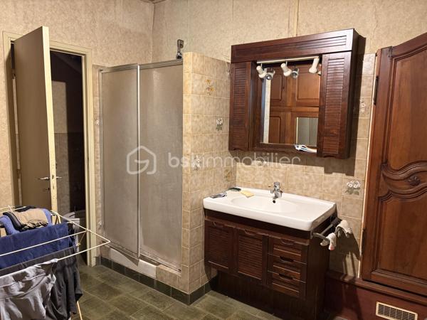 Venez découvrir cette belle maison pleine de charme et de potentiel située sur la commune de Gron (89100) dans une rue empruntée uniquement par les riverains, à 5 minutes de Sens. Commune qui bénéficie de l’ensemble des commodités : crèche, écoles maternelle et primaire, boulangerie, boucherie, pharmacie, tabac, pôle santé. 

Votre futur chez vous est composé au rez-de-chaussée d’un double séjour de 34m2 donnant un accès direct à la terrasse sans vis-à-vis, exposée Ouest pour contempler les beaux couchers de soleil. Pièce de vie agrémentée de sa cheminée.  Une vaste cuisine séparée de 15m2 est présente. Une belle chambre de 13m2 et une salle d’eau avec wc complètent le rez-de-chaussée. 

À l’étage : un couloir dessert les 4 chambres, une salle d’eau et un wc séparé. Grenier accessible au dessus. 

Coté jardin : très belle parcelle de 3485m2 environ entièrement constructible, arborée et close. Idéal pour y aménager toutes vos envies. Différents espaces de stockages sont présents ainsi qu’une cave. Deux entrées possibles par deux portails. 

Les autres + : 
- Secteur privilégié 
- Charme de l’ancien : tomettes, colombages, poutres 
- une partie de la toiture révisée récemment 
- Tout à l’égout 
- Fibre optique 

Au delà des mots, le coup de coeur ne se raconte pas, il se vit !