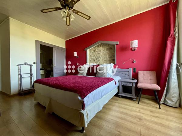 Local Commercial
        
        - 1042 m² Exclusivité 844 000 € *