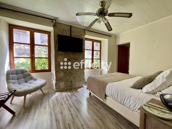 Local Commercial
        
        - 1042 m² Exclusivité 844 000 € *