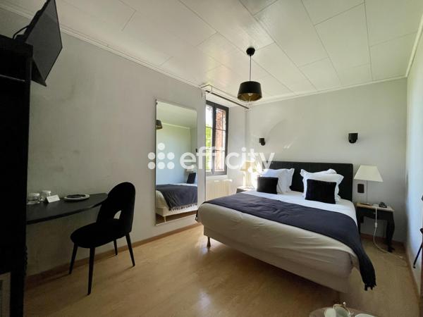 Local Commercial
        
        - 1042 m² Exclusivité 844 000 € *