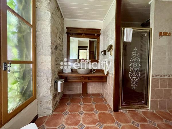 Local Commercial
        
        - 1042 m² Exclusivité 844 000 € *