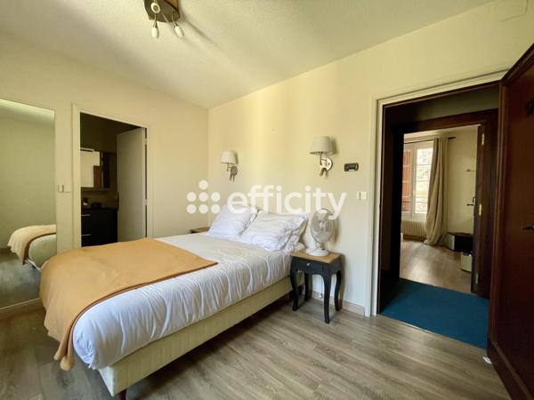 Local Commercial
        
        - 1042 m² Exclusivité 844 000 € *
