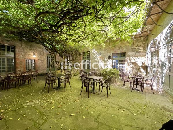 Local Commercial
        
        - 1042 m² Exclusivité 844 000 € *